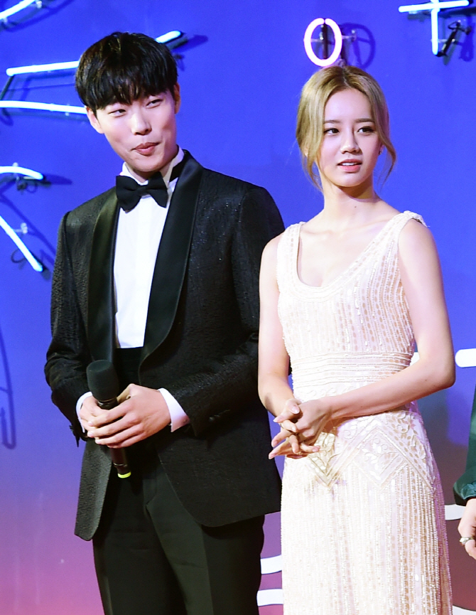 류준열-혜리, '다시만난 응팔 커플~'                                                                                                                                                            