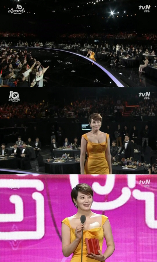 'tvN 어워즈' 김혜수, 우아하게 '삐끗' "흔치 않은 장면"                                                                                                                     
