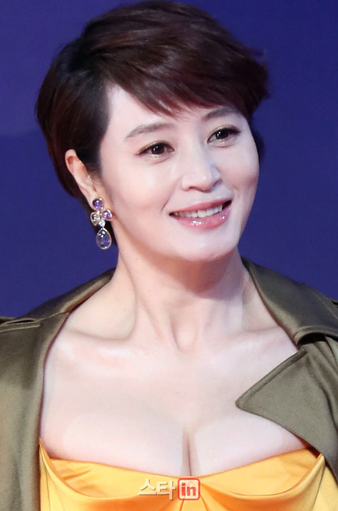 'tvN 어워즈' 김혜수, 우아하게 '삐끗' "흔치 않은 장면"