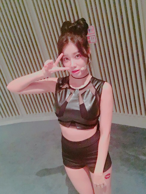 '핼러윈데이' AOA 유나, 깜찍 브이                                                                                                                                                        