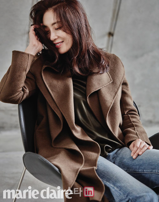 송윤아, 겨울 화보서 부드러운 여성미 드러내                                                                                                                                                              