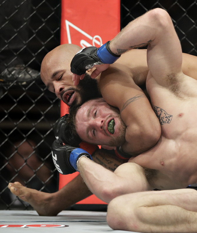 UFC 드미트리우스 존슨, 공격 개시                                                                                                                                                                  