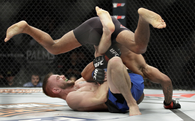 UFC 드미트리우스 존슨, 엘리엇에 판정승                                                                                                                                                            