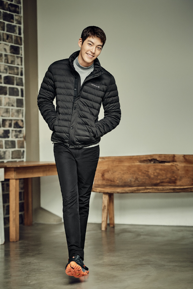 김우빈, 여심 저격하는 부드러운 미소                                                                                                                                                                     