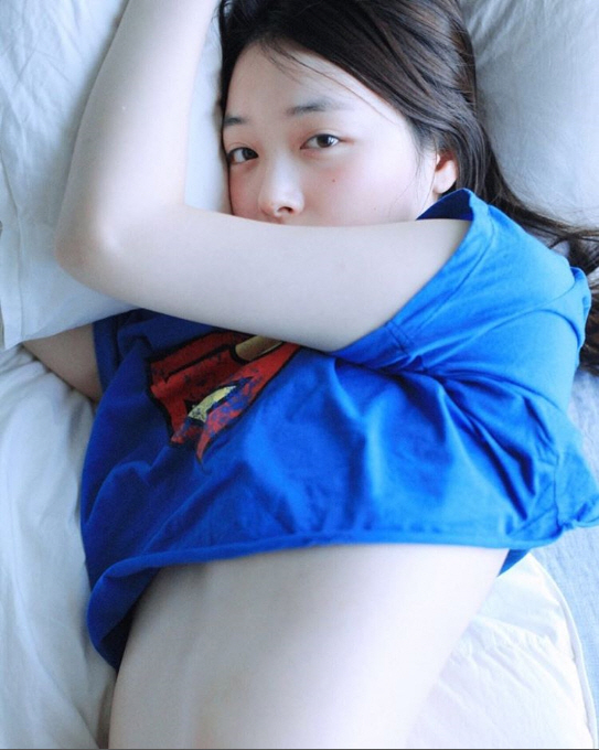 설리, 아슬아슬한 티셔츠 길이                                                                                                                                                                      