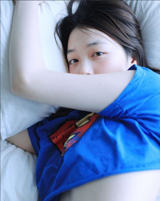 설리, 나른한 눈빛으로…                                                                                                                                                                           