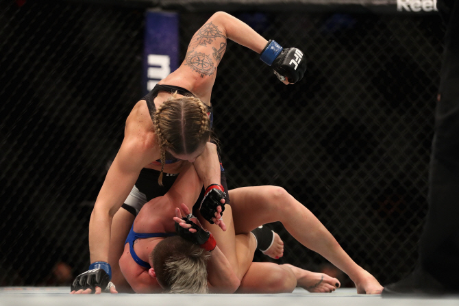  `아만다 누네스의 연인` 니나 안사로프의 무자비한 공격                                                                                                                                             