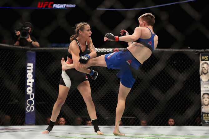  니나 안사로프 `연인 아만다 누네스가 보고있다`                                                                                                                                                    