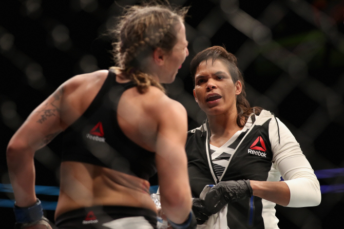  `UFC 여성 동성커플`의 옥타곤 데이트?                                                                                                                                                             