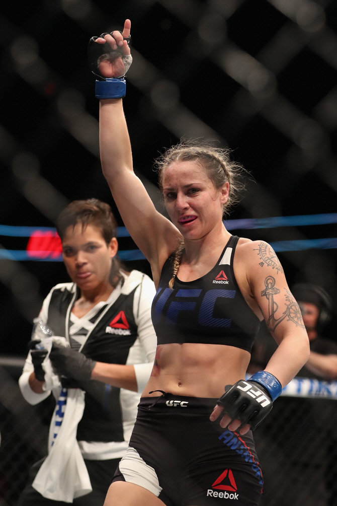  `여자 세계 최강` 때려눕힌 그의 연인도..여성 파이터 커플                                                                                                                                          