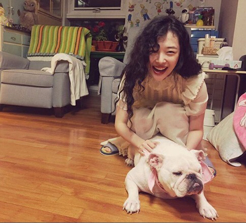 설리, 강아지와 함께                                                                                                                                                                               