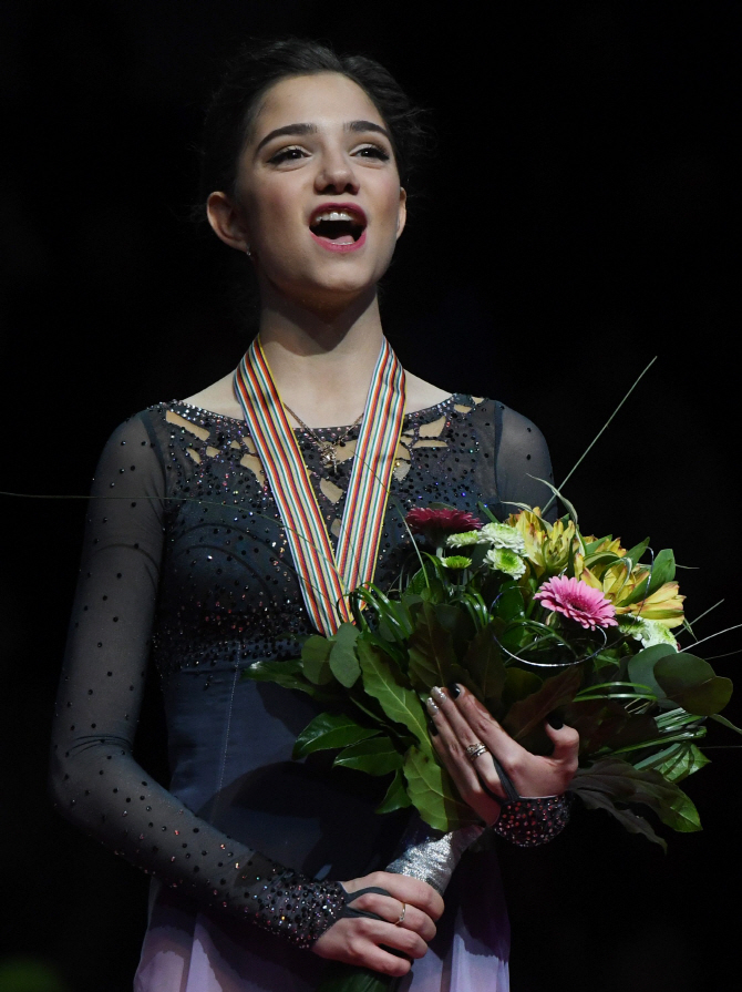  김연아 기록 깬 에브게니아 메드베데바, 금메달 목에 걸고                                                                                                                                           