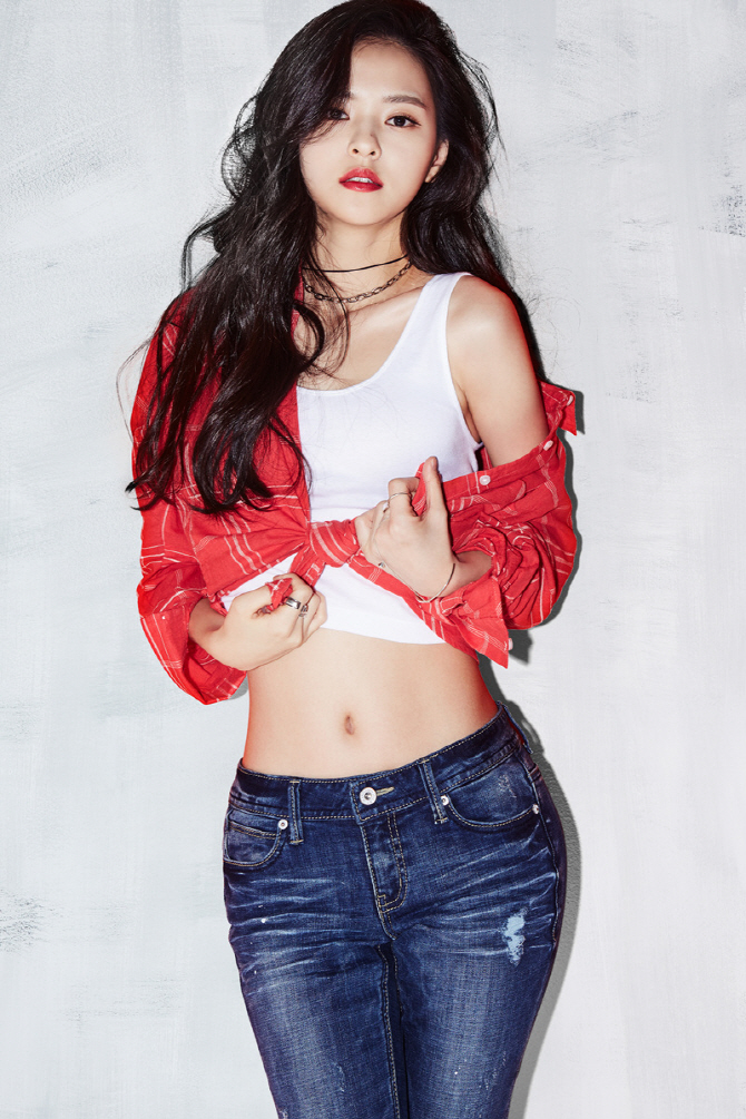 김윤혜, 청바지 화보 '청순+섹시'                                                                                                                                                               