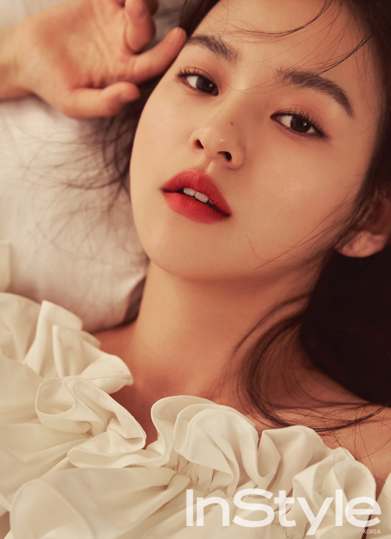 김윤혜, 고혹적인 표정                                                                                                                                                                             