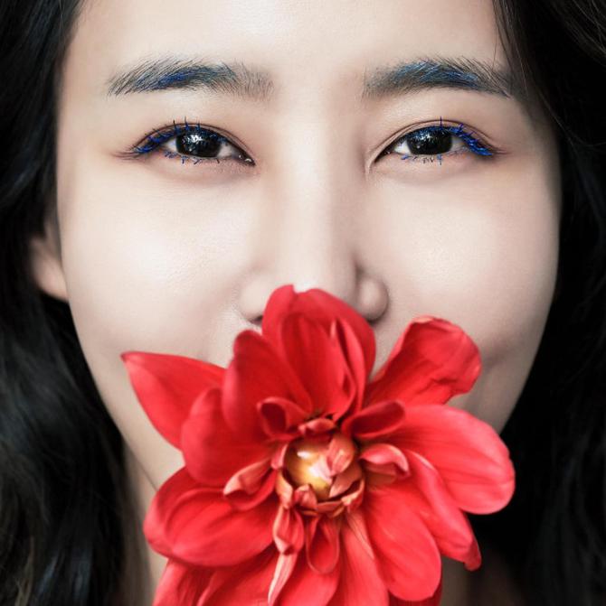김정민, 꽃을 든 여인                                                                                                                                                                              