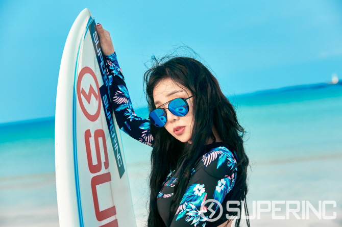  키디비, 푸른 바다 배경으로 찰칵                                                                                                                                                                  