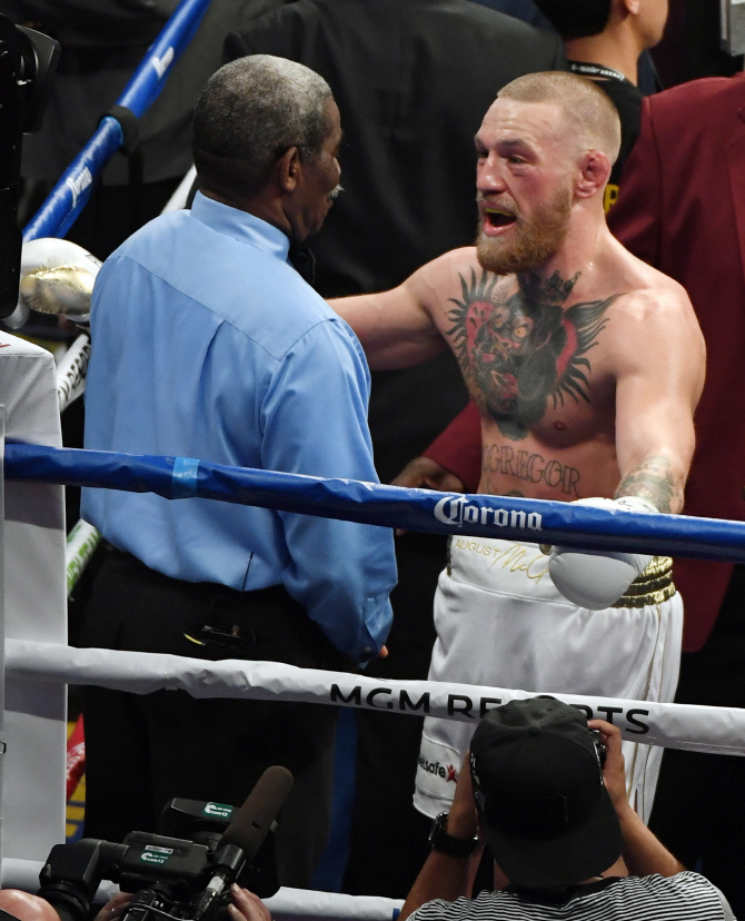 주심에게 항의하는 맥그리거                                                                                                                                                                        