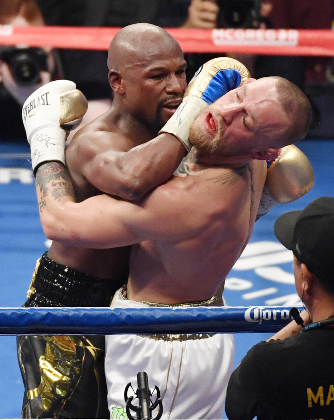 맥그리거 몰아부치는 메이웨더                                                                                                                                                                      