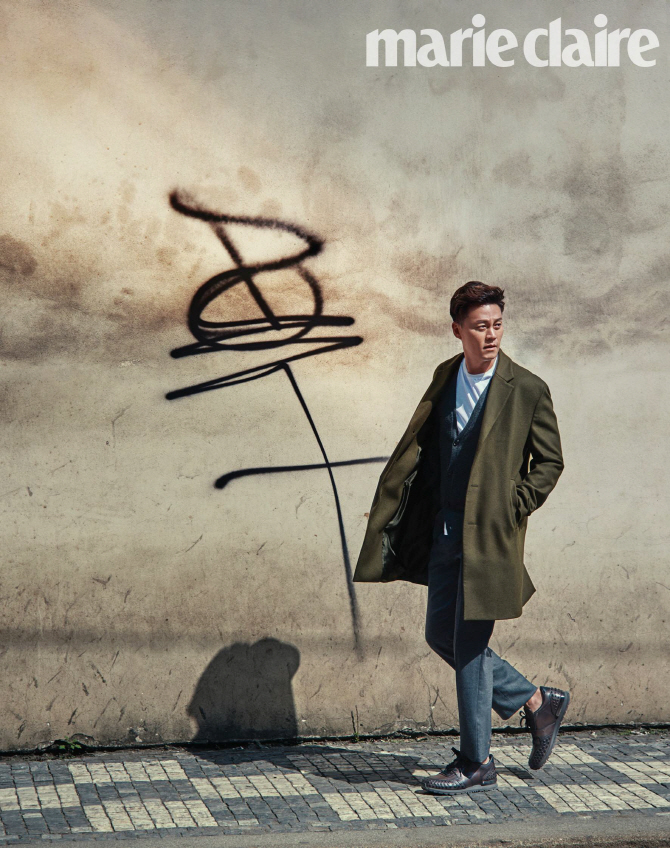  이서진, 프라하 거리에서 찰칵                                                                                                                                                                     