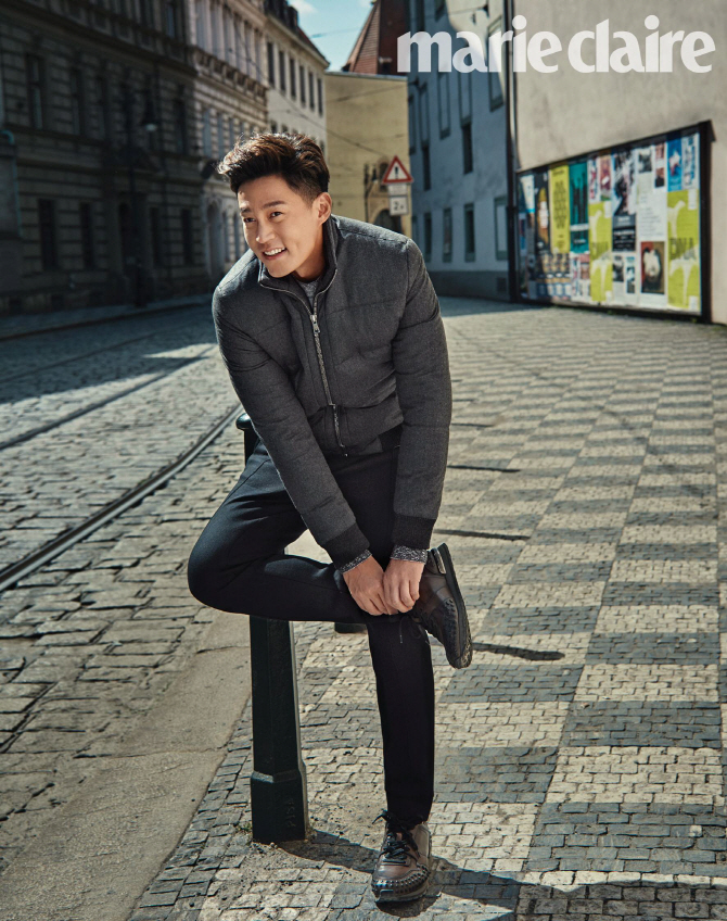  이서진, 프라하에서도 보조개 매력 발산                                                                                                                                                            