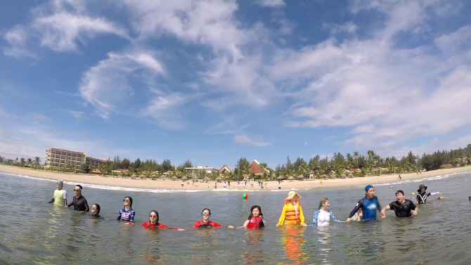 ‘뭉쳐야 뜬다’ 트와이스, 다낭 해변에서 생애 첫 단체 물놀이