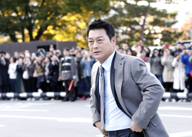 조성하, '꽃중년의 근사한 입장'                                                                                                                                                                