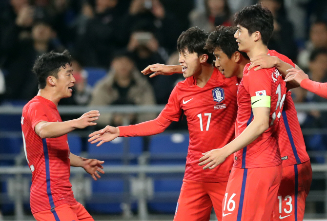 '구자철 PK 동점골' 한국, 강호 세르비아와 1-1 무승부