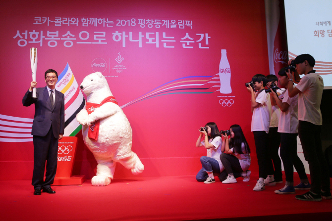 사진작가 조세현, 미래의 예술가들과 함께 순천만서 성화봉송