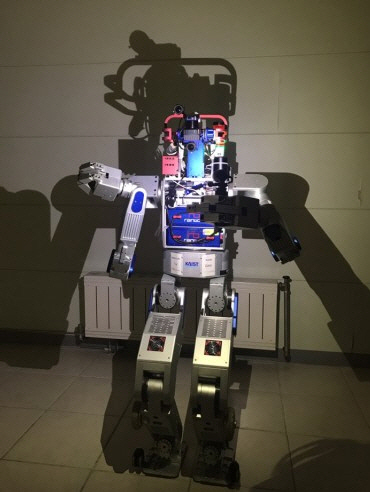 인간형 로봇 '휴보', 평창올림픽 성화 봉송 나선다