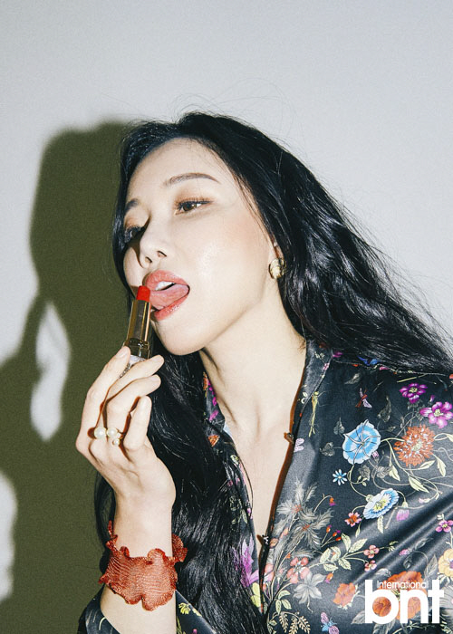 '왕진진과 결혼' 낸시랭, 립스틱 짙게 바르고…                                                                                                                                            