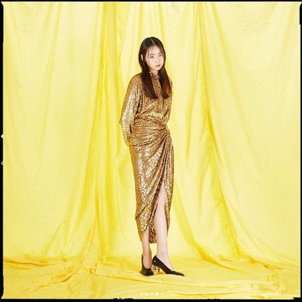 안소희, 화보 공개 '금빛드레스'                                                                                                                                                          