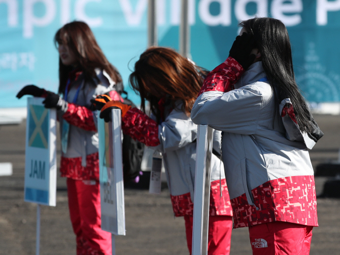 '청와대 청원에 보이콧까지' 올림픽 자원봉사자 문제 몸살