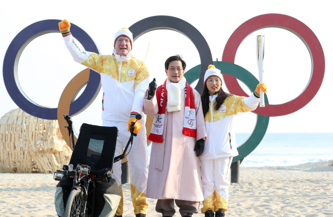 '평창올림픽' 성화 빙상도시 강릉을 달리다