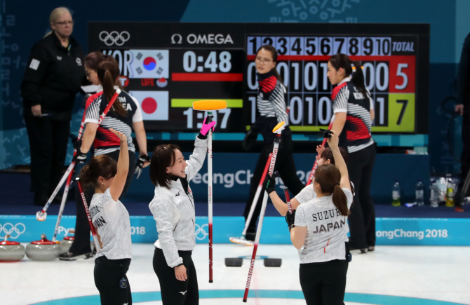 '뼈아픈 실수' 한국 여자컬링, 일본에 역전패...1승1패