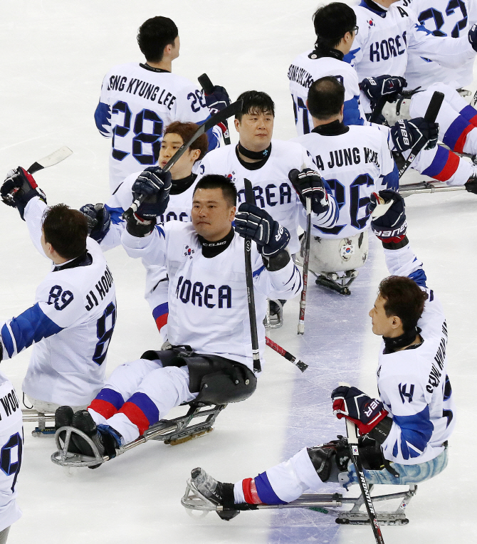 한국 장애인 아이스하키, 최강 캐나다에 완패...동메달 결정전