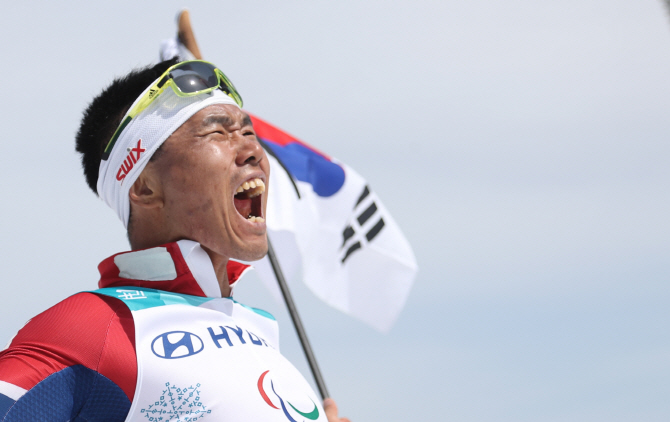  신의현, 크로스컨트리 7.5km 우승…한국 사상 첫 금메달