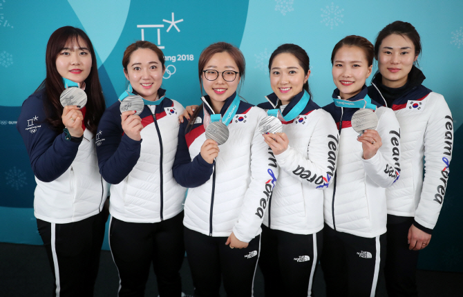 '팀 킴' 한국 여자컬링, 체코 꺾고 세계선수권대회 2연승