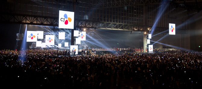 워너원부터 트와이스까지…‘KCON in JAPAN’, 6만명 운집