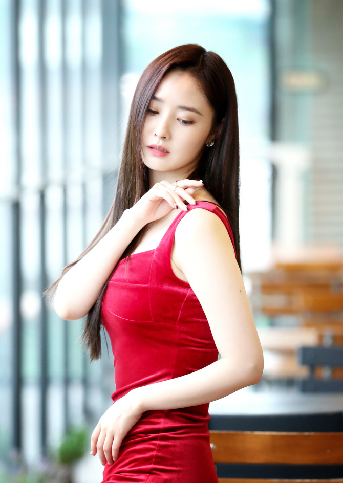 유니티 우희, 강렬한 레드빛 유혹