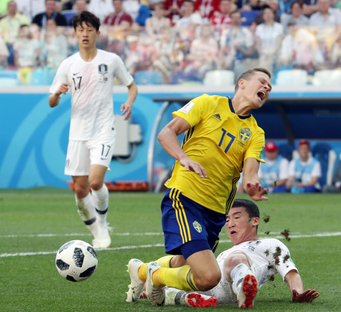 '통한의 PK 실점' 한국, 스웨덴에 0-1 석패...암울해진 16강