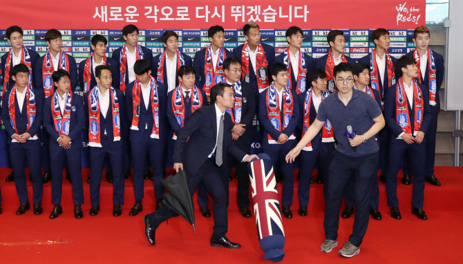 누가 손흥민에게 달걀을 던졌나?...축사국 '펄쩍'