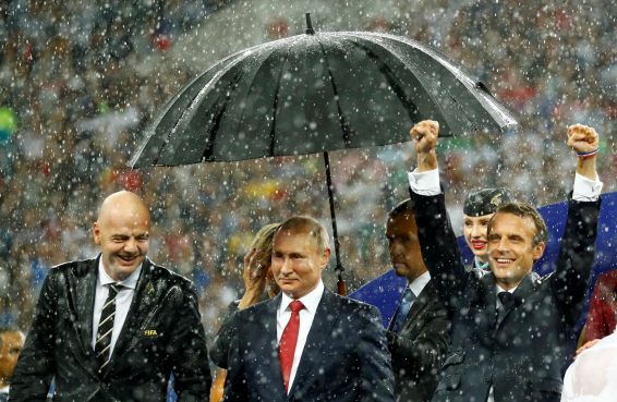 선수들 껴안은 프랑스·크로아티아 대통령…우산 쓴 푸틴