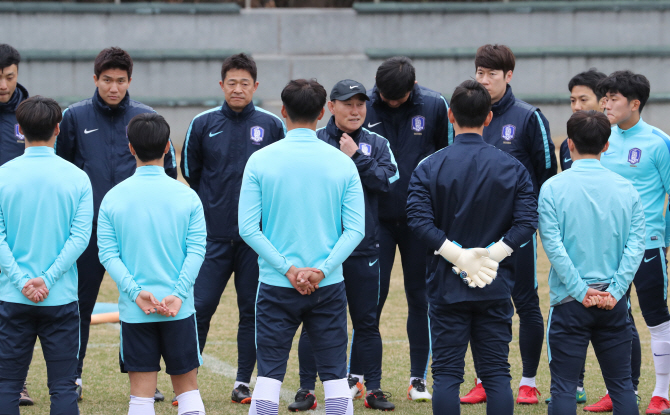 '김학범호' AG 대표팀, 이라크와 평가전 취소...출국일도 변경