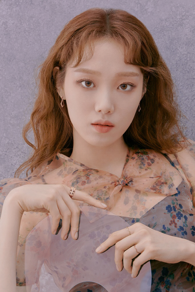 이성경, 여성스러운 시스루 블라우스                                                                                                                                                                