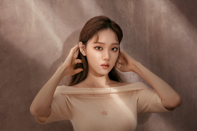 이성경, 누드톤 오프숄더+우아한 주얼리                                                                                                                                                             