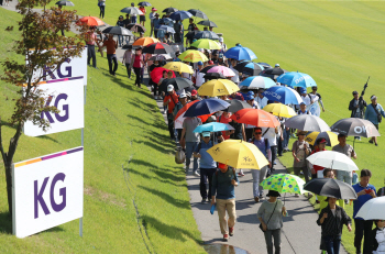 [KG 이데일리 오픈]가을 하늘에 한번, 명품샷에 또 한번…필드 가득 메운 갤러리 탄성