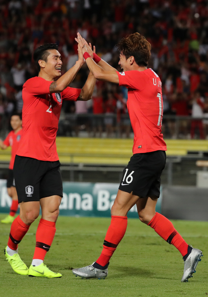 남태희-황의조 연속골...대표팀, 우즈벡에 전반전 2-0 리드