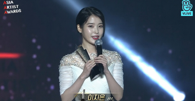 '2018 AAA' 아이유, 인기상 수상 "팬들이 준 상, 트로피 방에 두겠다"