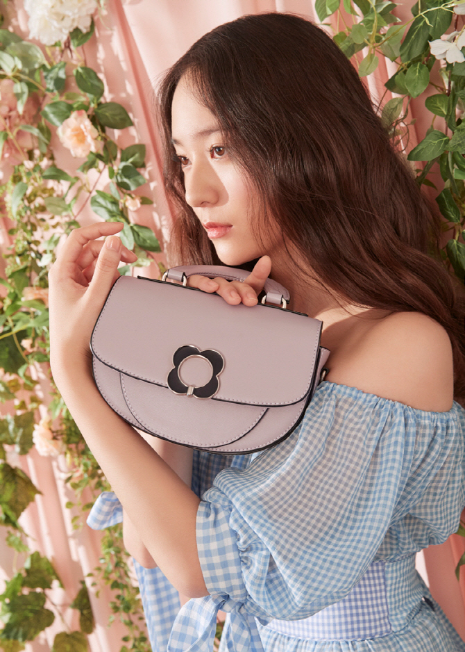 크리스탈, 튤립 생각나는 '튤리' 백 들고                                                                                                                                                  