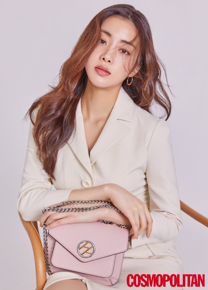 강소라, 봄 분위기 물씬 풍기는 화보 공개…'우아함은 덤'                                                                                                                                        